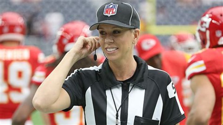 What Is Sarah Thomas Salary? – Celebrity